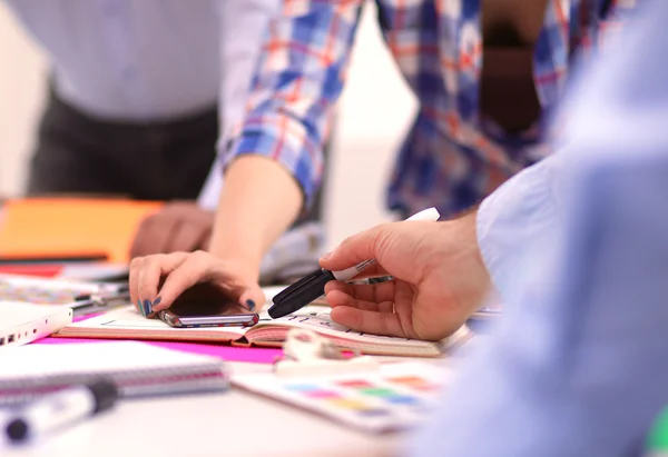 Close-Up üç genç yaratıcı tasarımcılar birlikte proje üzerinde çalışıyor. Takım çalışması