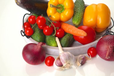 Beyaz arka planda taze sonbahar sebzeleri