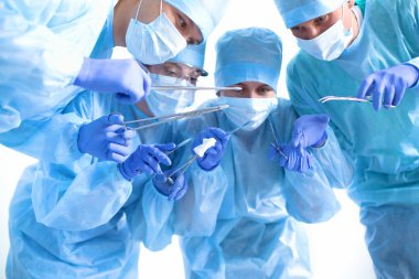 takım cerrah üniformalı bir hastanın kalp cerrahisi kliniğinde işlemi gerçekleştirmek