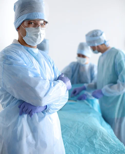 Equipe de cirurgião em uniforme realizar operação em um paciente na clínica de cirurgia cardíaca — Fotografia de Stock