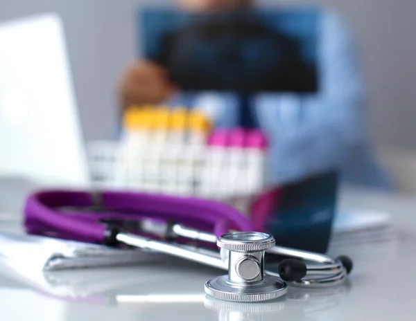 Doutor no trabalho, close de médico masculino digitando em um laptop — Fotografia de Stock