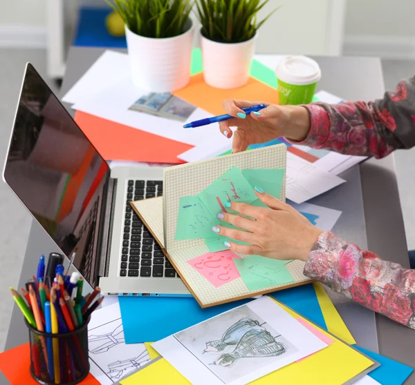 Designer trabalhando na mesa usando digitalizador em seu escritório — Fotografia de Stock