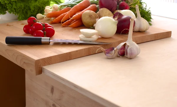 Куча органических овощей на деревянном столе — стоковое фото