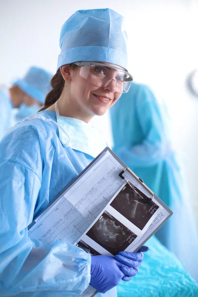 Equipo de cirujanos uniformados realiza la operación a un paciente en la clínica de cirugía cardíaca — Foto de Stock