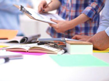 Close-Up üç genç yaratıcı tasarımcılar birlikte proje üzerinde çalışıyor. Takım çalışması