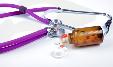 Beyaz arka plan üzerinde izole hapları ile sağlık stetoskop