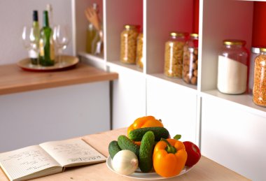 Ahşap bir masa üzerinde organik sebze yığını