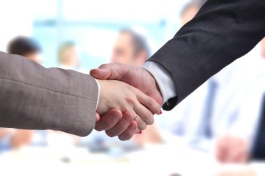 İş karşılıklı. İki işadamı el birbirleri ile ofiste