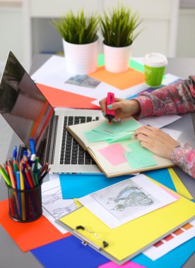 designer Resepsiyon Dijital dönüştürücü kullanarak ofisinde çalışan