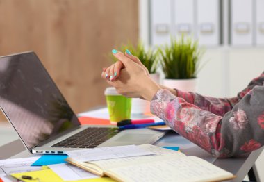 designer Resepsiyon Dijital dönüştürücü kullanarak ofisinde çalışan