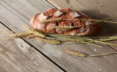 Ahşap masada taze pişmiş geleneksel ekmek.