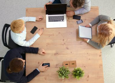 İş ortaklarının toplantıda belge ve fikirleri tartıştığı resim