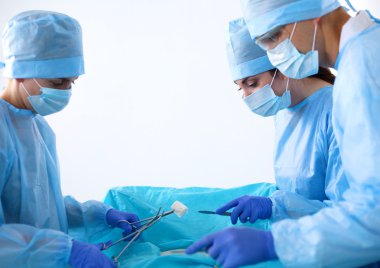 Ekip cerrahı ameliyathanede.