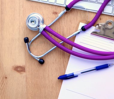 Stetoskop laptop klavye üzerinde. Kavram 3d görüntü