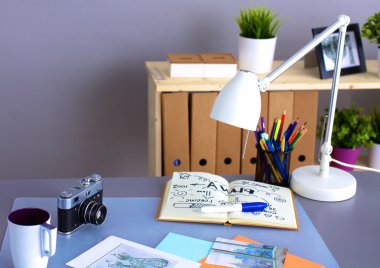 İşyeri Tasarımcısı ile fotoğraf makinesi ve aletleri