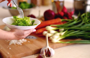 Sebze salatası - atış closeup hazırlanıyor aşçılar eller