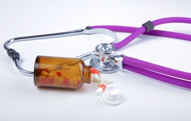 Hap, Tablet ve beyaz arka plan üzerinde stetoskop