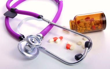 Hap, Tablet ve beyaz arka plan üzerinde stetoskop