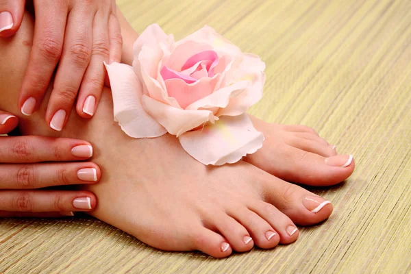 Mooie voeten met perfecte spa Frans nagel, pedicure — Stockfoto