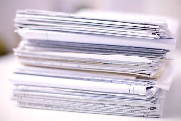 Stor bunt med papper, dokument på skrivbordet — Stockfoto