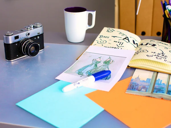 Mesa de diseñadores con cámara y herramientas, taza —  Fotos de Stock