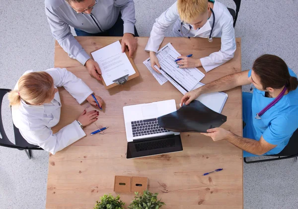 Groep van mensen uit het bedrijfsleven samen te werken op witte achtergrond — Stockfoto
