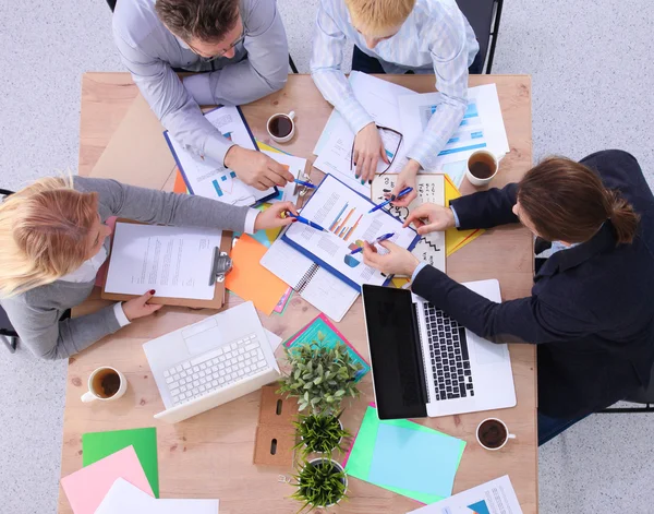 Groep van mensen uit het bedrijfsleven samen te werken op witte achtergrond — Stockfoto