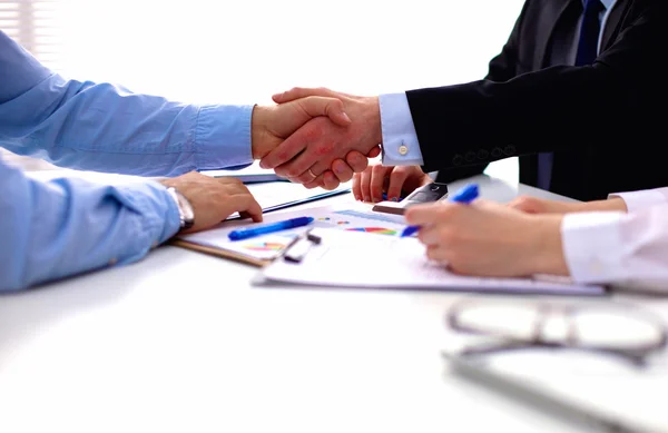 Obchodní jednání v kanceláři. handshake v úřadu — Stock fotografie