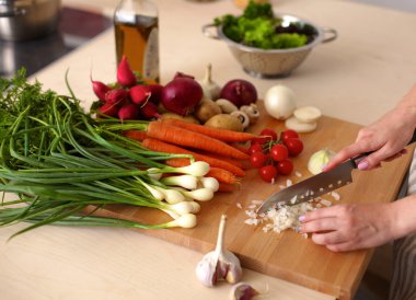 Genç kadın mutfakta yemek pişiriyor. Sağlıklı Yemek