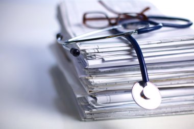 Kitaplar klasör dosyası ve beyaz arka plan üzerinde izole stetoskop