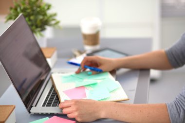 bir dizüstü bilgisayarda çalışan genç iş kadını