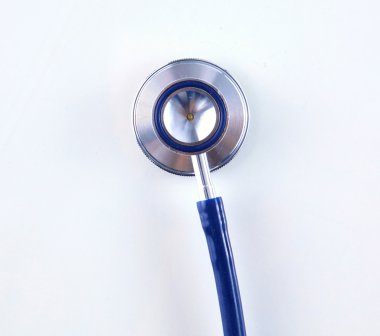 Beyaz bir arka plan üzerinde sağlık stetoskop kapatın