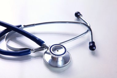Beyaz bir arka plan üzerinde sağlık stetoskop kapatın