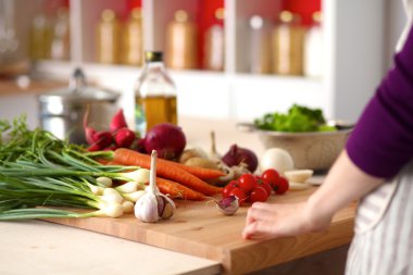 Genç kadın mutfakta yemek pişiriyor. Sağlıklı Yemek