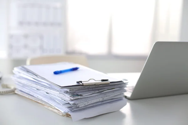 Beyaz arkaplanda dizin yığını olan dizüstü bilgisayar