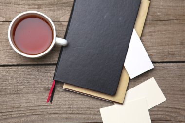 Ahşap Ofis Masası kalem, defter ve çay Kupası ile boş kartvizit