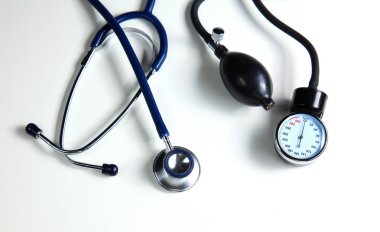 Tansiyon ölçer tıbbi malzeme üzerinde beyaz izole