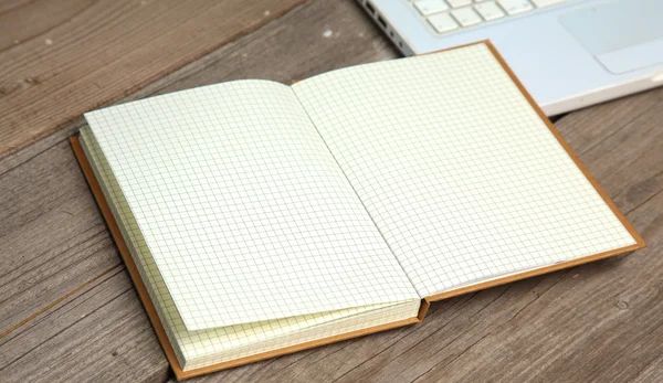 Prázdné notebook na dřevěný stůl s tužky — Stock fotografie