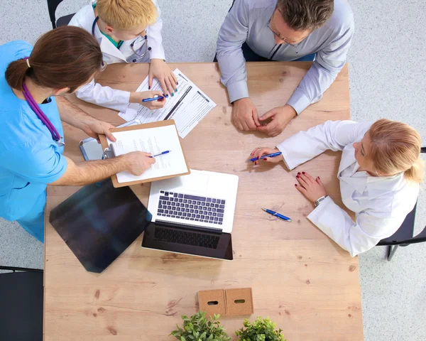 Manliga och kvinnliga läkare som arbetar på rapporter i medicinsk kontor — Stockfoto