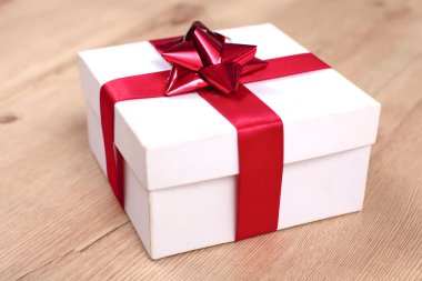 Noel hediye kutusu ahşap bir masa üzerinde