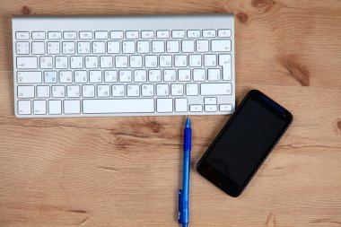 Ahşap masa üstten görünüm laptop ya da defter çalışma ofisi