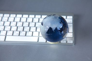 toprak bir kristal küre