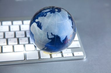 toprak bir kristal küre