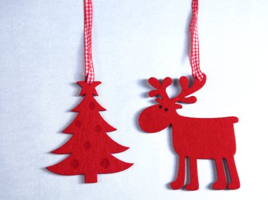 Noel. Ren geyiği ve Noel ağacı izole beyaz