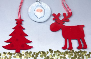 Noel. Ren geyiği ve Noel ağacı izole beyaz