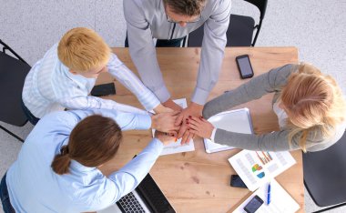 İş ortaklarının toplantıda belge ve fikirleri tartıştığı resim