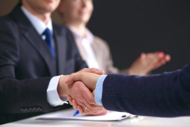 İş ortaklarının toplantıda belge ve fikirleri tartıştığı resim