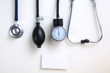 Tansiyon ölçer tıbbi malzeme üzerinde beyaz izole