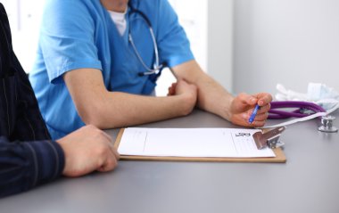 Hasta ve doktorun yakınına git ve not al.