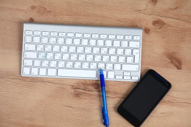 Ahşap masa üstten görünüm laptop ya da defter çalışma ofisi